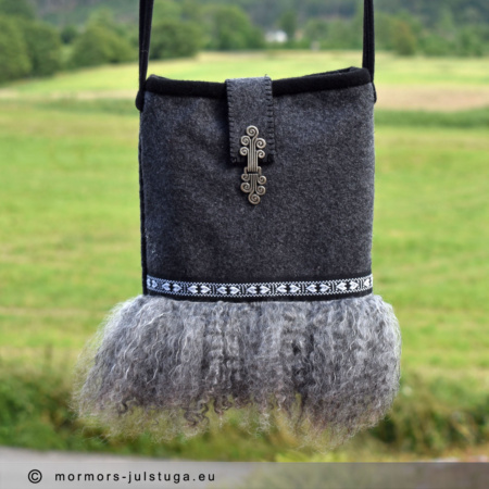Handgjord väska med fårpäls.